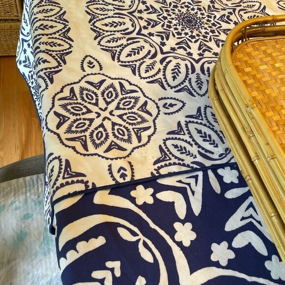 6 Rattan Trays Better Homes and Gardens Reversible Table Cloth - Picture 12 of 16